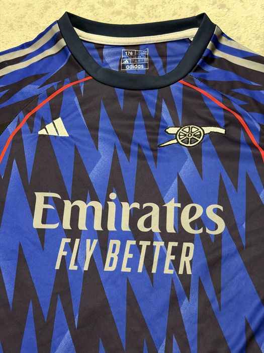 Футбольная футболка от бренда ADIDAS&Arsenal