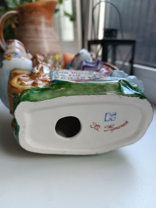 На точку.Фарфорова статуетка.