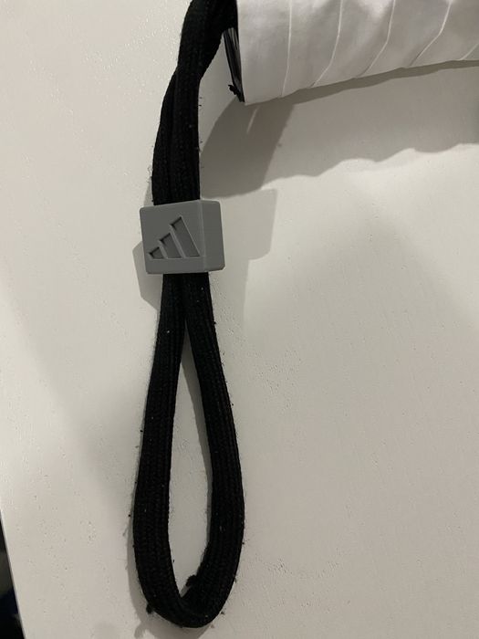 Ajustador de correia para raquetes padel.