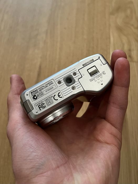 Nikon Coolpix 3200 , в гарненькому кольорі!