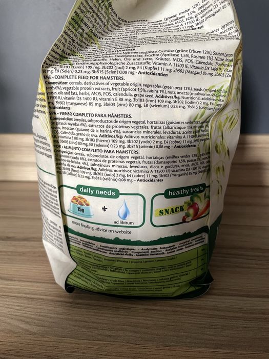 Karma dla chomika + mały pojemnik innej karmy gratis