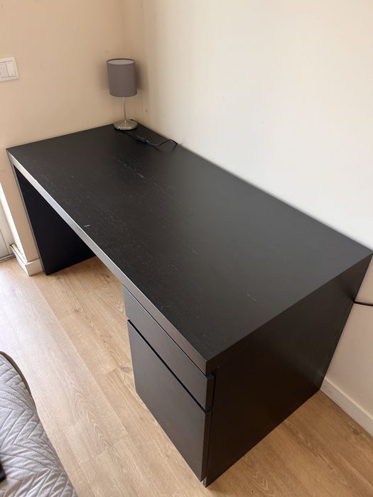 Secretária preta com gavetas