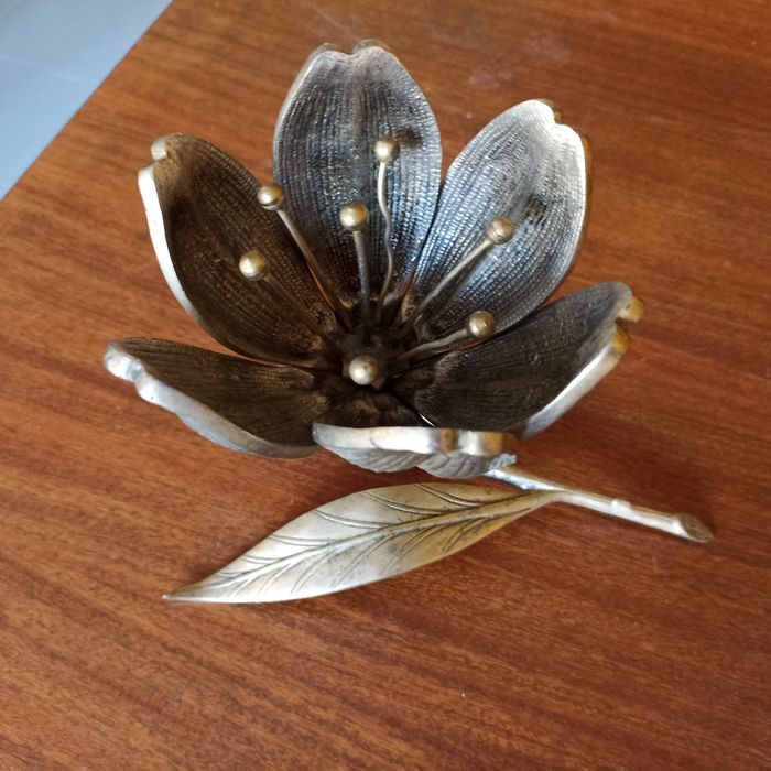 Flor cinzeiro vintage em bronze com pétalas amoveis