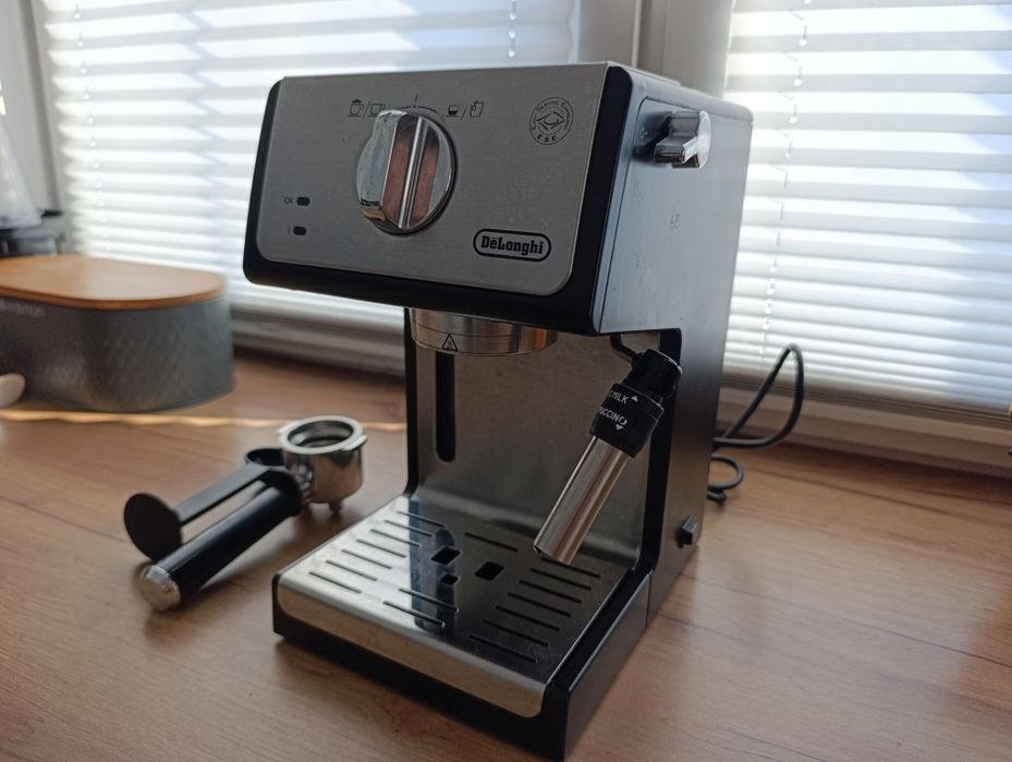 Kolbowy ekspres do kawy ciśnieniowy De'Longhi.
