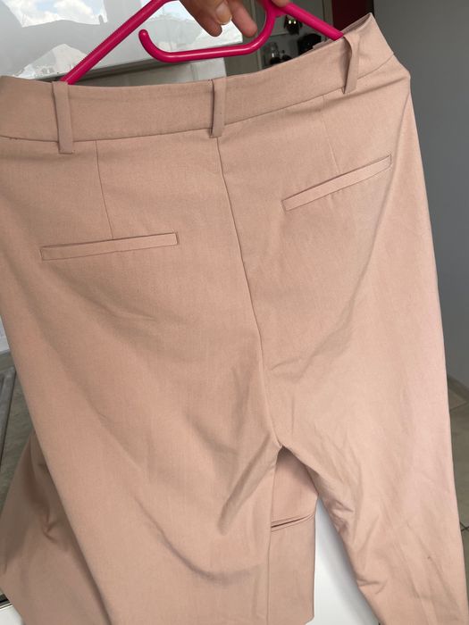 Zara garnitur pudrowy róż spodnie cygaretki marynarka