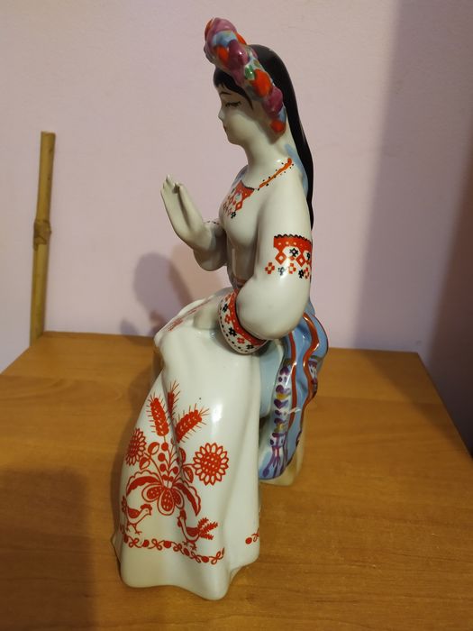 Статуэтка Вышивальщица