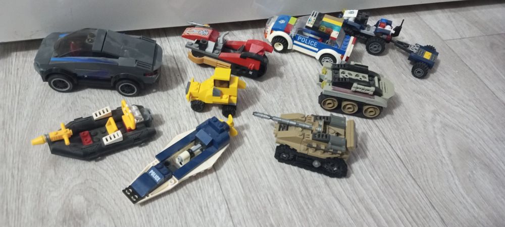 Зібране лего, військова техніка, модельки