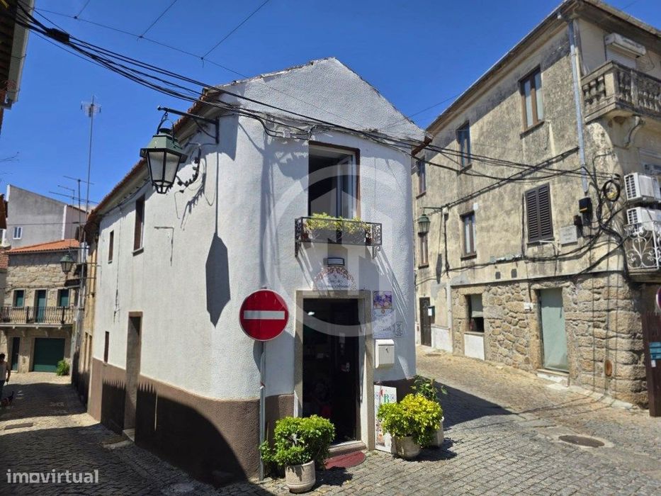 Moradia com Potencial Habitacional e Comercial no Coração Histórico...