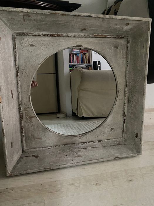 Lustro w drewnianej ramie