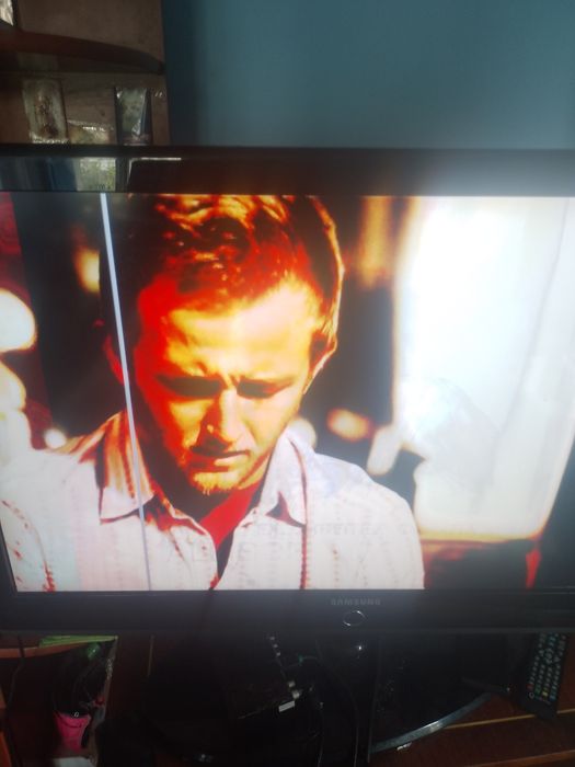 Телевізор Samsung з полосою на екрані і жовтуватим зображенням