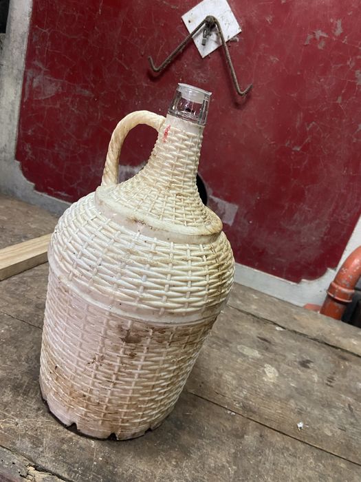 Garrafões antigos  em vidro forrados