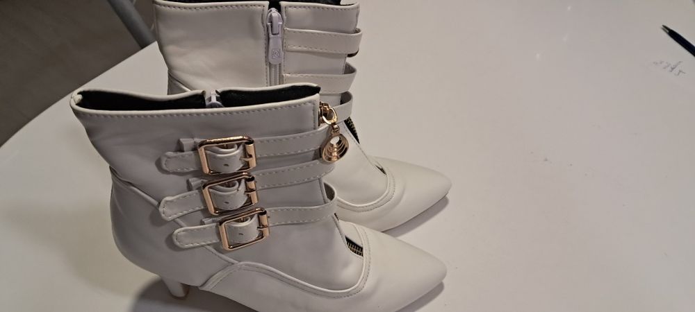 Черевички білі нові