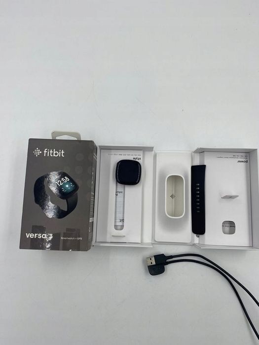 uszkodzony smartwatch fitbit versa czarny gps opis