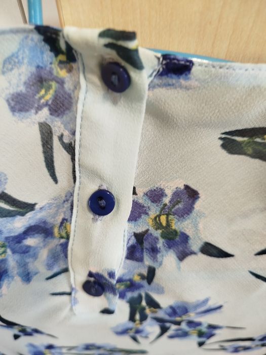 Blusa estampada em tons de azul