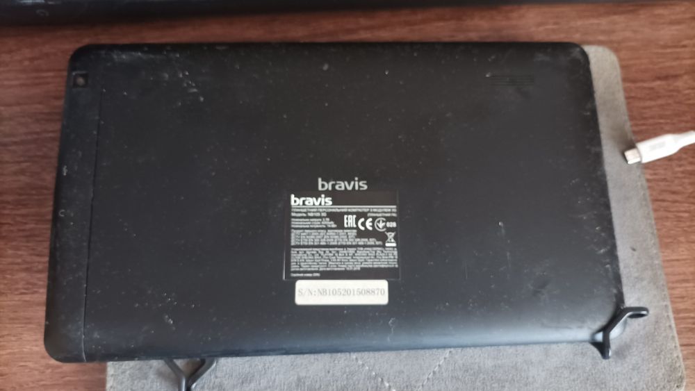 Планшет Bravis чорний