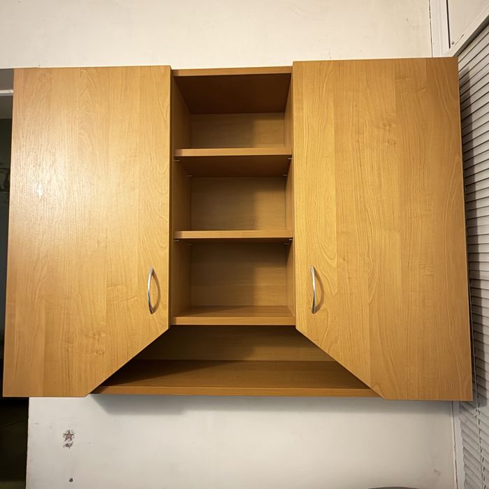 Кутовий письмовий стіл з навісною шафою