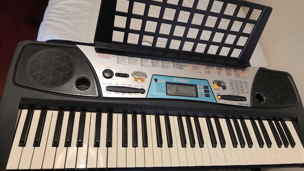 Teclado Musical Yamaha em Excelente Estado – Pronto para Tocar!