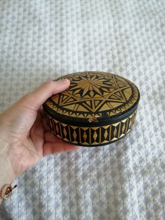 Caixa em pau preto com motivos dourados
