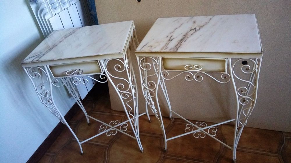 Cama de casal em ferro branco e 2 mesas de cabeceira com tampo em márm