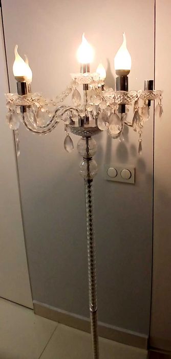 Lampa stojąca z kryształkami