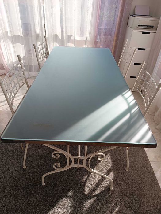 Mesa e cadeiras de sala