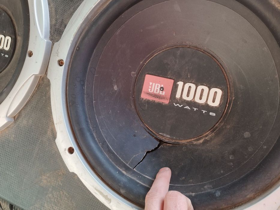 Продам сабвуфер JBL