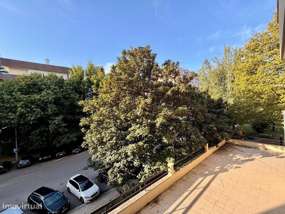 Apartamento T4 para arrendamento, situado na Rua Cândido de Oliveira