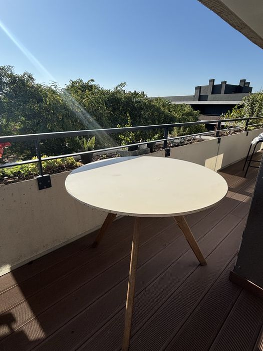 Mesa de jantar com muito uso
