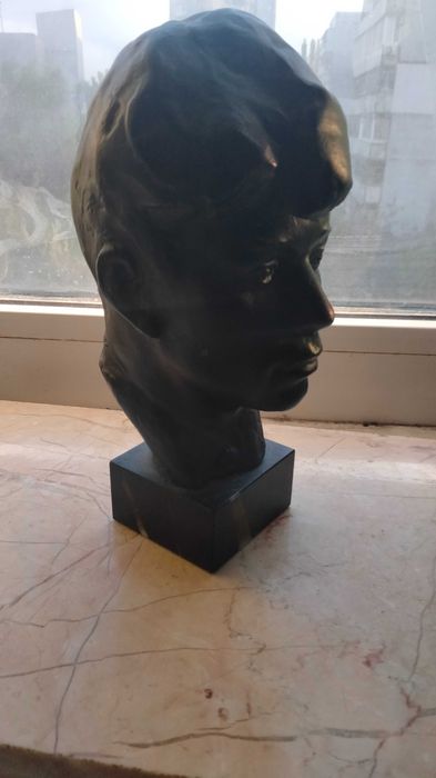 Бюст Сергея  Есенина. Основание  змеевик.