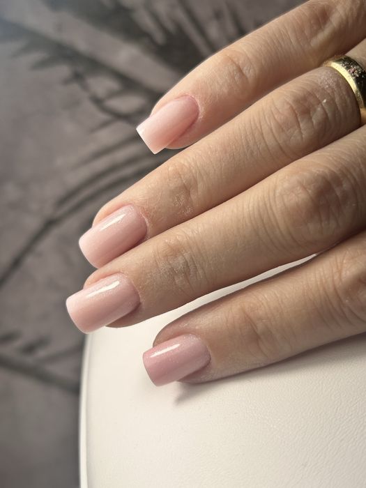 Modelka • Stylizacja paznokci • paznokcie żelowe • hybryda