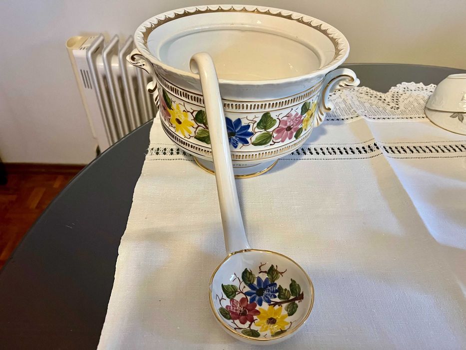 Terrina De Sopa e Concha com desenhos florais e rebordo em fio dourado