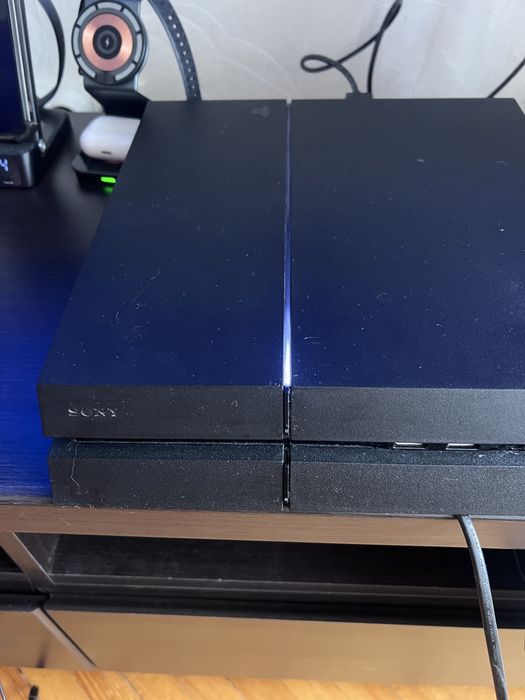Продам PS4 1TB з трьома джойстиками