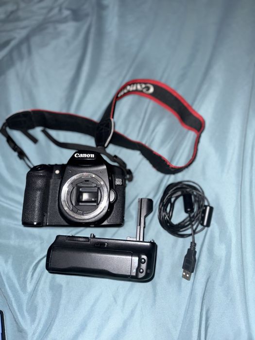 Canon EOS 50D + Battery Grip + 8 Baterias + Cartões CF + Acessórios