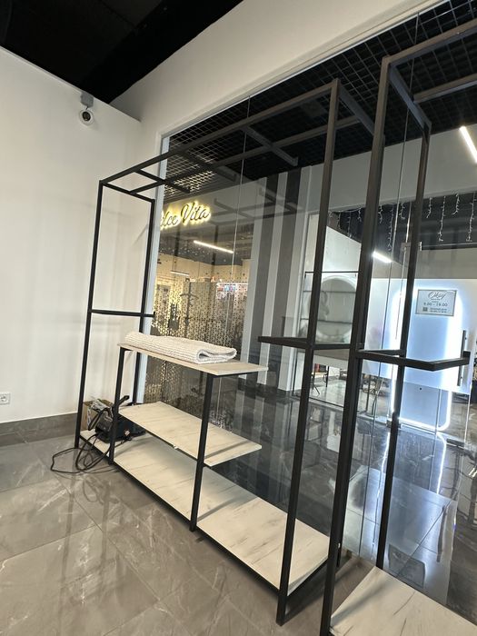 Стойки для одягу в магазин в ідеальному стані