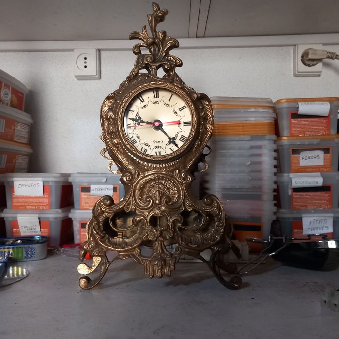 Relógio em latão antigo a trabalhar e certo