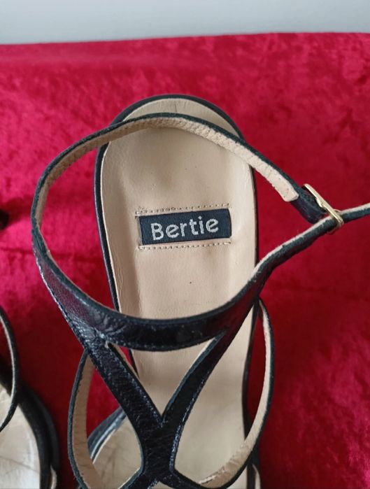 Czarne efektowne skórzane sandały, na obcasie, szpilki, rozmiar 38