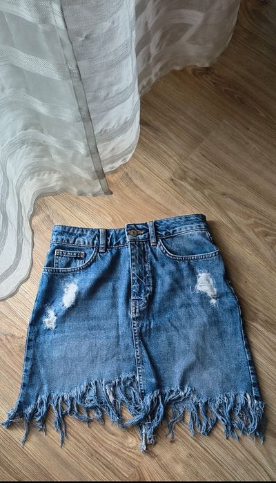 Jeansowa mini spódniczka.