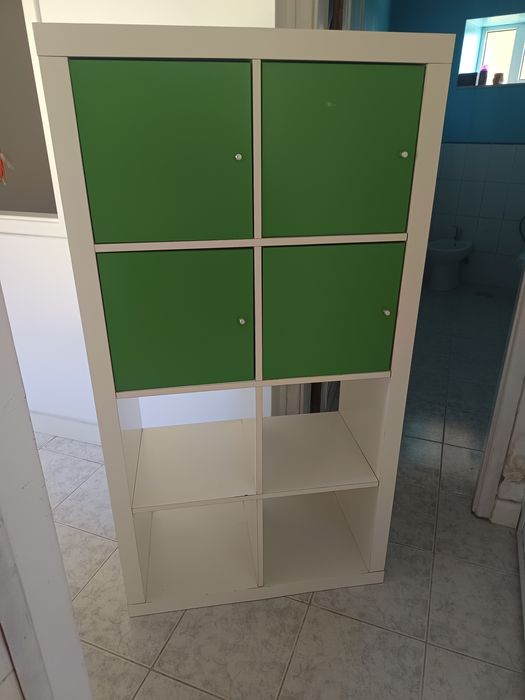 Móvel de cubos com portas