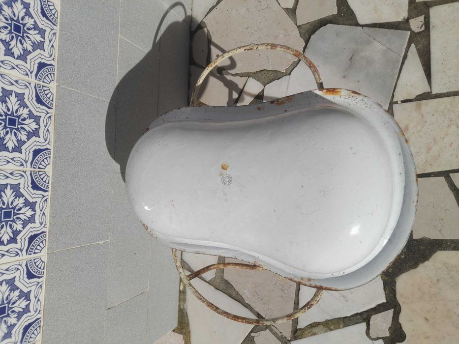 Bidé Antigo em Esmalte com Base de Ferro