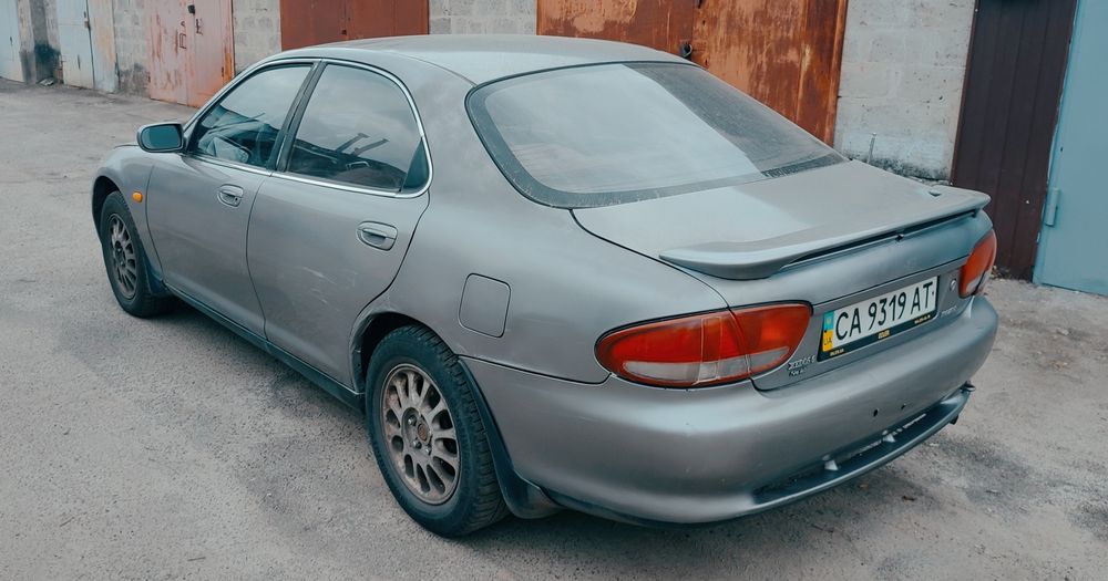 Маzda Xedos 6 на уверенном ходу