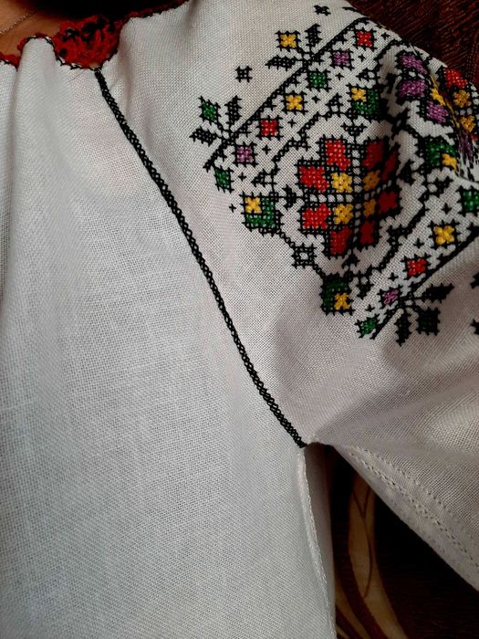 Вишита сорочка жіноча.