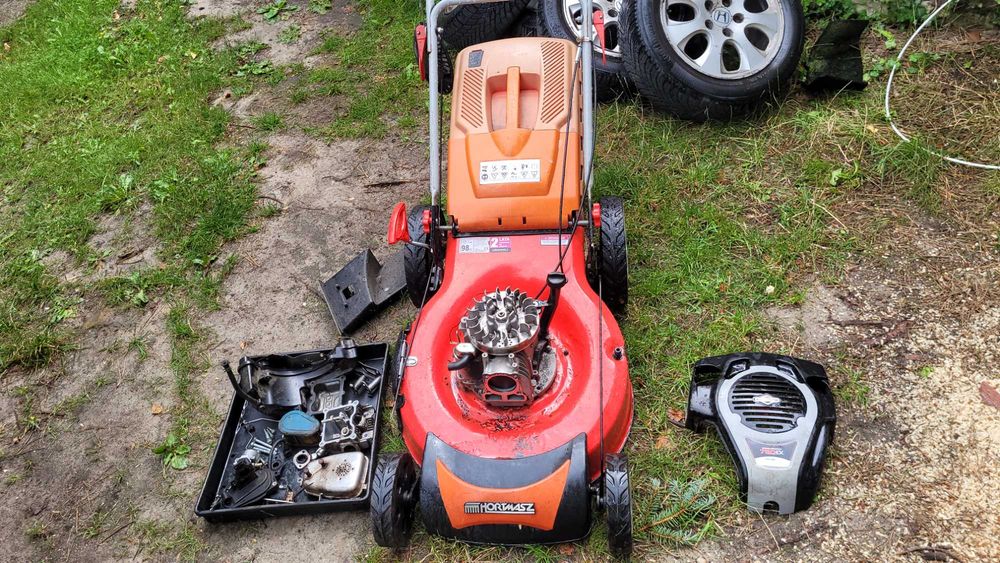 Kosiarka z napędem  HORDMASZ  , silnik B&S 750 EX . Uszkodzony