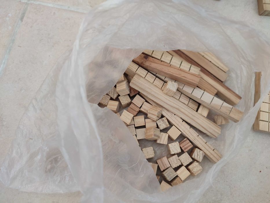 Lote com cerca de 50 peças de material didático em Madeira