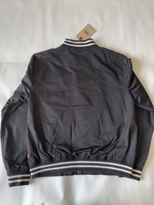 Бомбер чорний levis