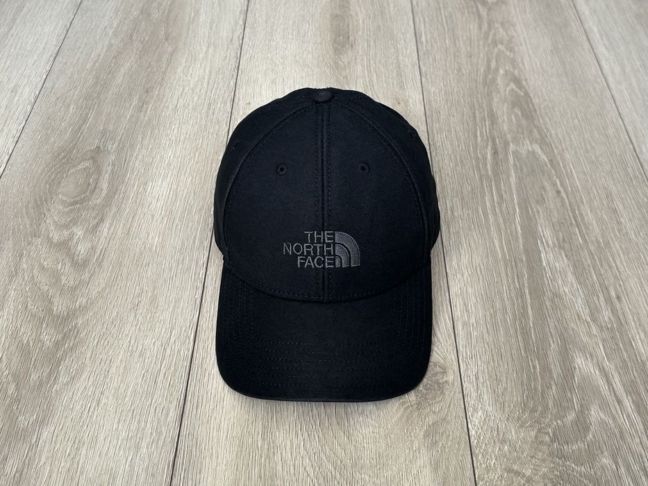 Чорна кепка The north face