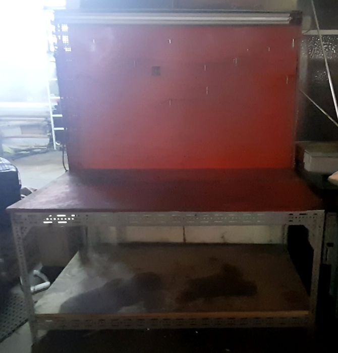 Mesa de trabalho com painel perfurado e instalação eléctrica