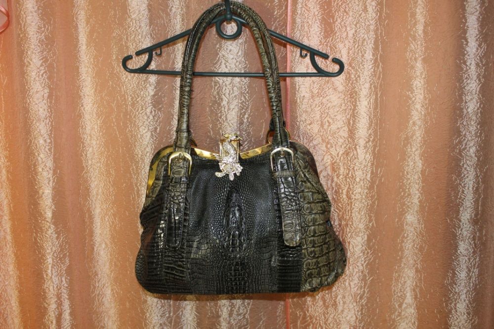 Эксклюзивная сумка с имитацией под крокодиловую кожу.