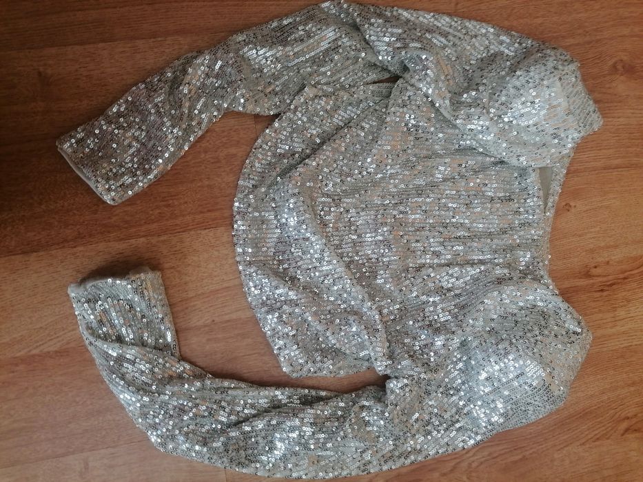 Vestido brilhante e camisola de brilhos