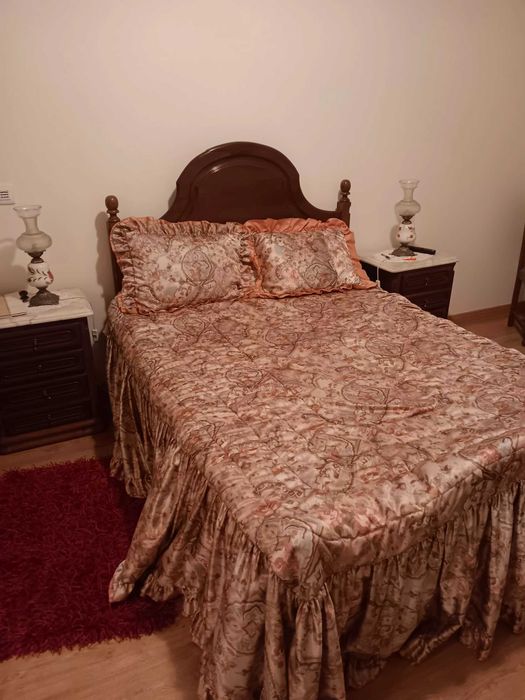 Cama de casal antiga