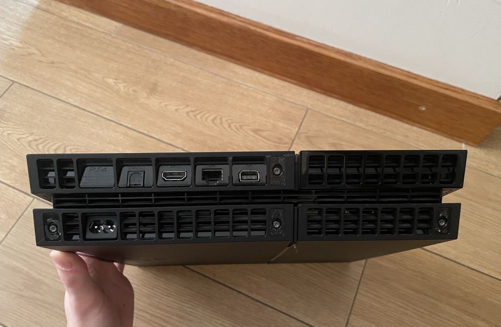 PlayStation 4 500GB + 2 pady